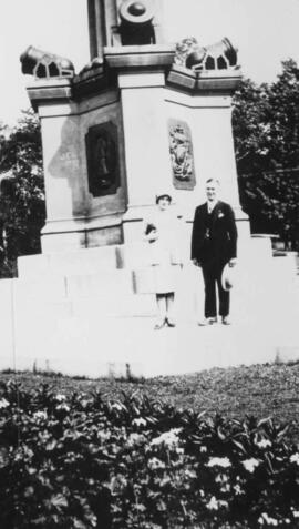 Un homme et une femme près d'un monument