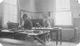 Deux hommes (militaires?) dans un bureau
