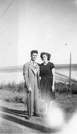 Couple dehors devant une rivière