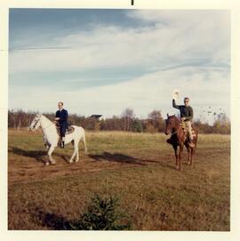 Paul-Eugène Vohl et Albany Arcand à cheval au chalet de Rolland Vohl