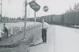 Deux hommes près d'un train