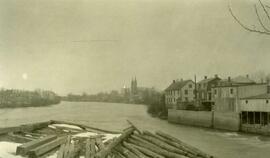 Vue bord de l’eau St-Casimir – Prise de l'Ile Grandbois  - billots de bois - n&b.