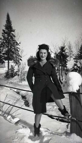 Vachon Thérèse assise sur une clôture