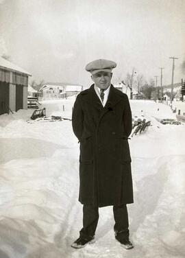 Un homme inconnu debout en hiver