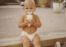 Bébé qui mange une crème glacée