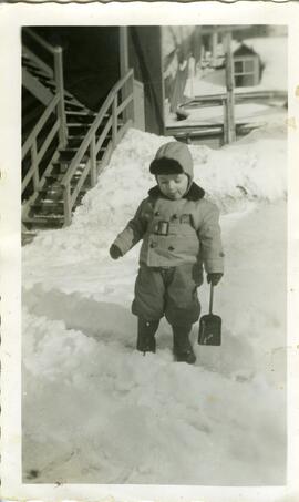 Charles L’Écuyer (2 ans) dans la neige