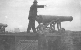 Un homme avec un canon