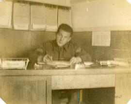 Photo d’un homme à son bureau