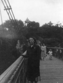 Femme sur un pont en bois s’appuyant sur la barrière