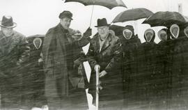 Hommes et religieuses avec parapluies - semble une inauguration  - 15 cm x 9 cm – n&b.