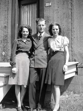 Un homme inconnu entouré de deux femmes inconnues