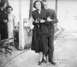 Homme donnant un câlin à une femme