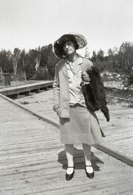 Femme inconnue debout sur un quai