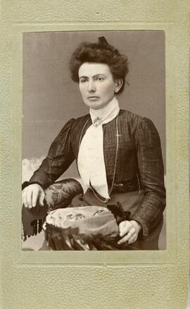 Photographie d’une femme assise