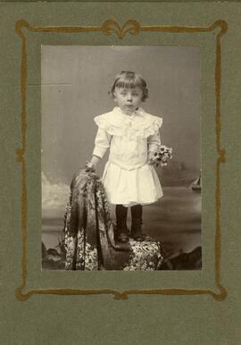 Photographie d’une fillette au bouquet