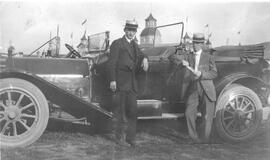 Deux hommes devant une voiture
