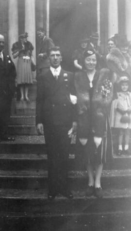 Un homme et une femme à un mariage