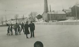 Patinoire près de fonderie Trottier -  Gérard Leduc -  à gauche au loin Moulin scie Nap. Trottier - Les liqueurs Leduc