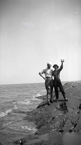 Fournier Vachon Rollande debout sur un rocher devant la mer