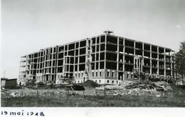 Construction 19 mai 1948 - Saint-Jacques de Montcalm - 15 cm x 9 cm – n&b.