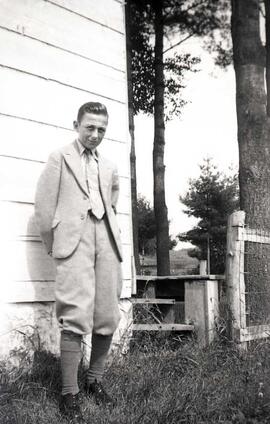 Un homme debout près d'une maison