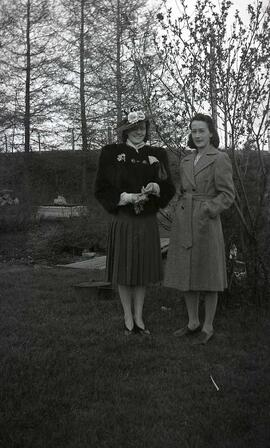 Femme inconnue Vachon Irène debout dans la cour d'Arthur Vachon