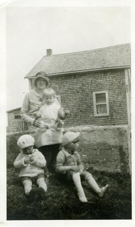Yvonne L’Écuyer avec ses 3 garçons : Bernard, Justin et Paul-Eugène