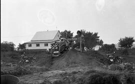 Site 2 et 3 - tamisage sur butte de terre - Pierre Trottier et ? - motos - chalet Jean-Paul Faucher à l'arrière