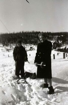 Une femme avec une fillette et un chien