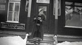 Homme inconnu devant épicerie E Thibaudeau