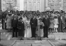 Mariage - Mariés et famille - Pose ext. Église (2)