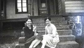 Deux femmes assises dans les marches d'une galerie