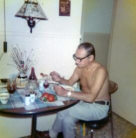 Un homme en train de manger seul à la table