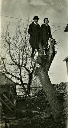 Gilberte Vohl et Henri Petitclerc dans un arbre