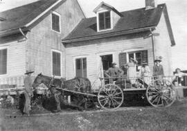 Des personnes devant une maison
