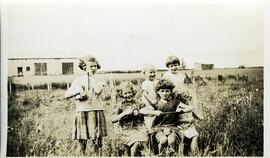 Eliette, Julien-Marie, Irma, Claudine, Rolland et Fleurette Vohl à l’arrière de la grange familiale