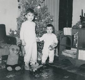 Deux enfants devant un sapin de noël ( Claude et Céline )
