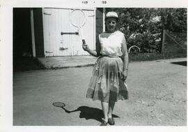 Claudine Vohl tenant une raquette de tennis