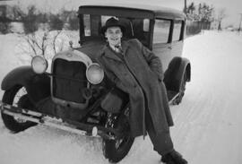 Homme appuyé sur une voiture