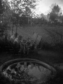 Une photo floue d'un homme et une fillette