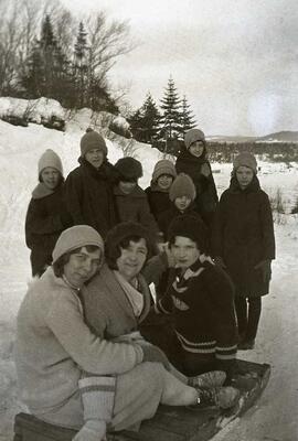 Dix personnes inconnues avec un traîneau
