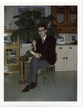 Rémy Vohl avec une pipe dans la maison de ses parents