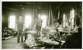 Paul-Eugène et Justin Vohl à l’Intérieur de la boutique de forge d’Adrien Vohl