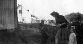 Une femme avec deux fillettes