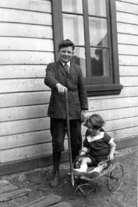 Un jeune homme et une fillette