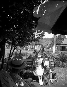 Un homme et deux fillettes