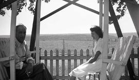 Simard Omer Vachon Rollande dans une balançoire