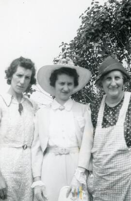 Plusieurs femmes à l'extérieur