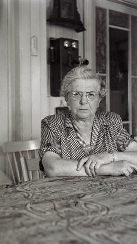 Une femme à la table