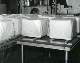 Grosse brique de beurre à la sortie de la baratte - Ces briques seront ensuite taillées en blocs d'une livre